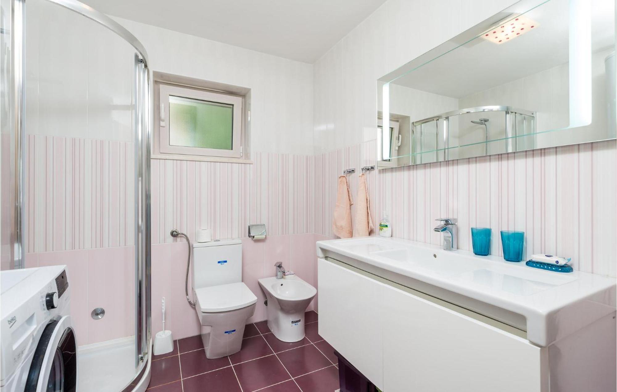 2 Bedroom Awesome Apartment In Вели-Лошинь Экстерьер фото